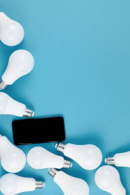 LED ampuller ve modern akıllı telefon mockup