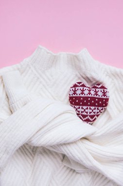 Beyaz kazak ile Sevgililer günü kompozisyon