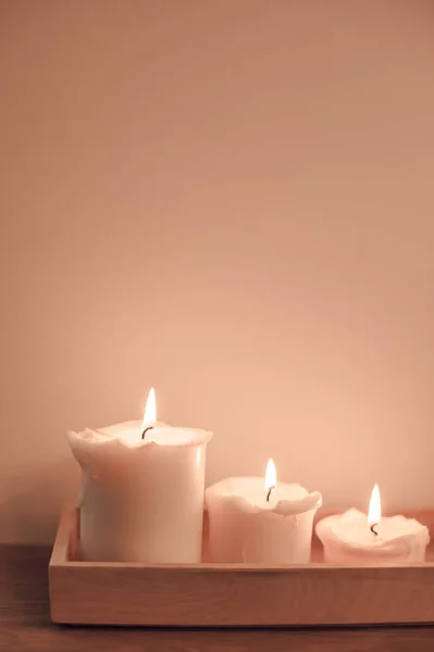 Luzes de velas em composição mínima de hygge — Fotografia de Stock