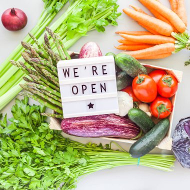 Karantina sona erdi. Çevre dostu ahşap kutuda taze organik sebzeler. Üzerinde 