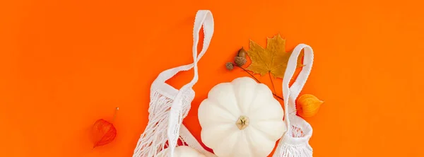 Composition Couche Plate Automne Avec Des Citrouilles Blanches Dans Sac — Photo