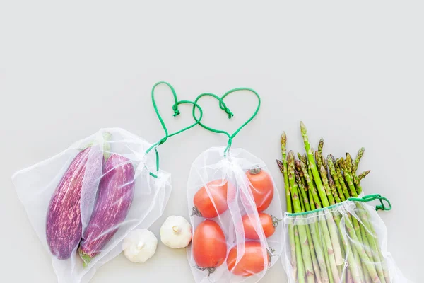 鲜活的有机蔬菜在生态可重复使用的农产品购物袋平铺 顶视图与灰色背景的复制空间 可持续的生活方式 零废物 无塑料概念 — 图库照片