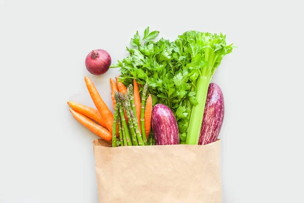 生态工艺用纸购物袋中新鲜的有机蔬菜 顶部有复盖空间灰色背景 可持续的生活方式 零废物 无塑料 护理包 捐赠概念 — 图库照片
