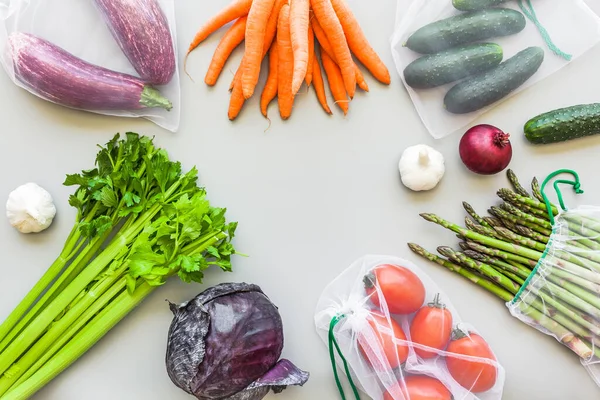 Legumes Orgânicos Frescos Eco Reutilizáveis Produzem Sacos Compras Flat Lay — Fotografia de Stock