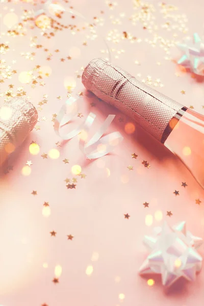 Kerst Nieuwjaar Compositie Met Flessen Rozenchampagne Gouden Glanzende Fonkelster Confetti — Stockfoto