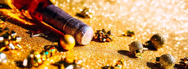 Рождественская Новогодняя Композиция Бутылкой Розового Шампанского Золотым Сверкающим Украшением Золотом — стоковое фото