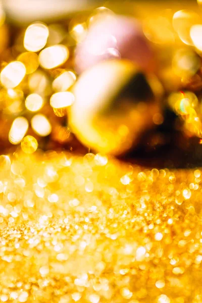 クリスマスは作曲を中心にした 新年やクリスマスのパターンフラットトップビューを置くコピースペースと黄金の背景に輝く黄金の装飾を祝うクリスマス休暇 グリーティングカードのテンプレート — ストック写真