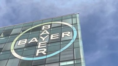 Bayer AG, Almanya 'nın çok uluslu ilaç ve hayat bilimleri şirketi, dünyanın en büyük ilaç şirketlerinden biri, Fransa' nın Lyon kentindeki ofis binasının logosu. 