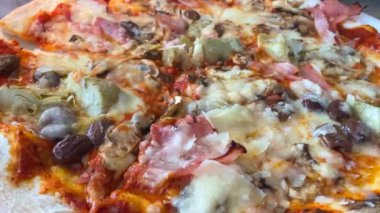 Lokantada nefis taze pizza, 4K videoyu kapat.