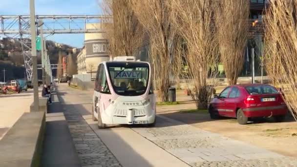 電気自動運転のシャトルバスサービスナヴリーという名前 4K実験的持続可能な未来都市ロボットバスの動画エコ地区の影響に沿って移動 フランス リヨン 2020年2月21日 — ストック動画