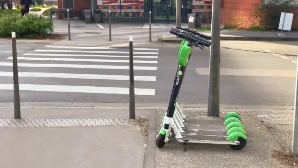 Ciudad Alquiler Scooter Eléctrico Lime Estacionado Fila Calle Business Park — Vídeos de Stock