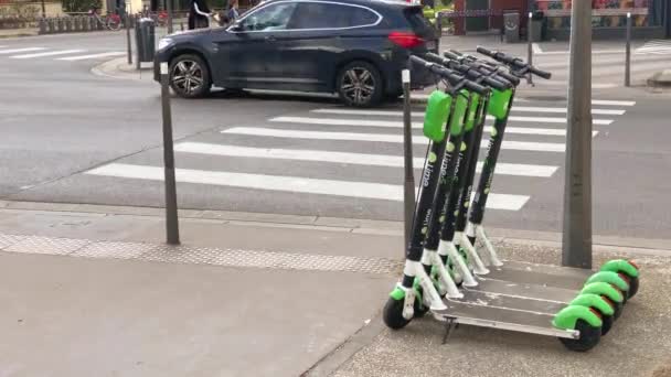 Ciudad Alquiler Scooter Eléctrico Lime Estacionado Fila Calle Business Park — Vídeos de Stock