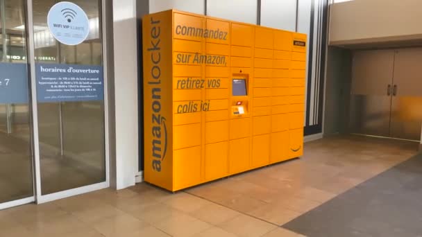 Amazon Locker Centro Comercial Punto Recogida Amarillo Para Productos Pedidos — Vídeos de Stock