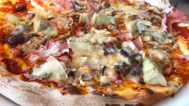 Deliciosa Pizza Fresca Restaurante Primer Plano Video — Vídeos de Stock