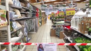 Covid-19 salgını sırasında Carrefour hipermarketinde pandemik güvenlik koruması. Gerekli olmayan ürünler süpermarketi yasak şeritlerle kapatılmıştır. Torrevieja, İspanya - 27 Mart 2020 