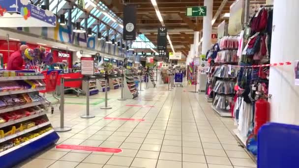 Ochrana Pandemické Bezpečnosti Hypermarketu Carrefour Během Propuknutí Covid Fronta Odděluje — Stock video