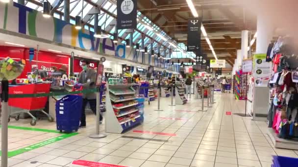 Пандемическая Защита Гипермаркете Карфур Время Вспышки Ковид Очередь Разделяет Покупателей — стоковое видео