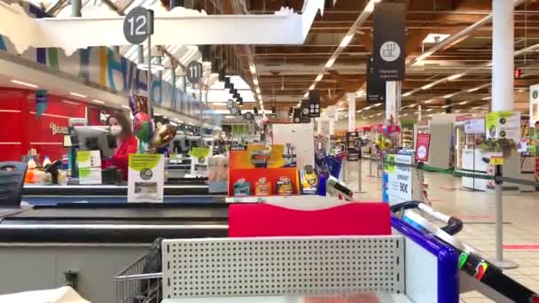 Människor Carrefour Stormarknad Gör Matinköp Covid Pandemi Utbrott Arbetare Gummihandskar — Stockvideo