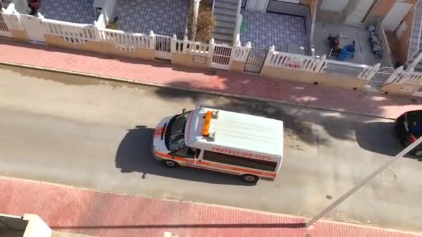 Emergência Ambulância Carro Dirigindo Longo Rua Uma Área Residencial Cidade — Vídeo de Stock