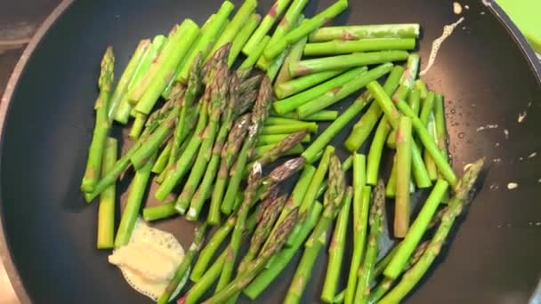 Μαγειρεύοντας Πράσινα Λαχανάκια Σπαραγγιών Ένα Τηγάνι Closeup Βίντεο Της Προετοιμασίας — Αρχείο Βίντεο