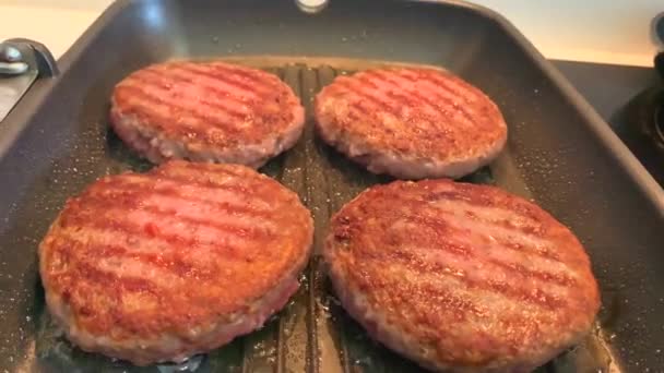Hambúrgueres Carne Vaca Frita Uma Panela Grelha Close Vídeo Cozinhar — Vídeo de Stock
