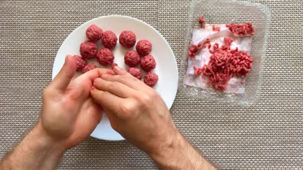 人的手准备肉丸子与生鱼片 生活风格顶视图构图与自然光 封锁期间在家做饭 在家料理家务 共享概念 — 图库视频影像