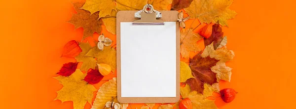 Herfst Platte Lay Compositie Met Klembord Mockup Droge Bladeren Vet — Stockfoto