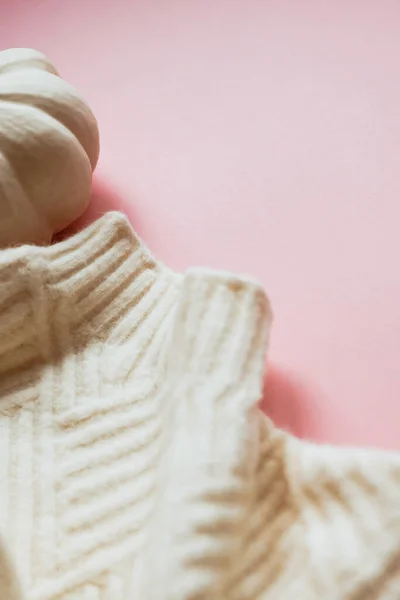 独创的秋季白色毛衣和南瓜千禧年粉色背景复制空间最小风格与自然光和阴影 秋季女性博客社交媒体模板 — 图库照片