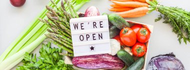 Karantina sona erdi. Çevre dostu ahşap kutuda taze organik sebzeler. Üzerinde 