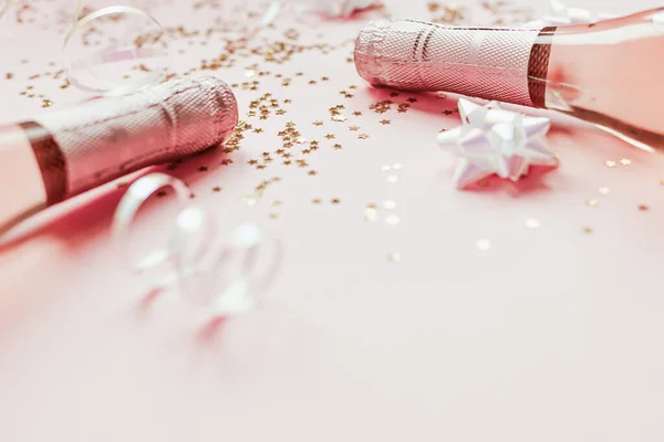 Composición Navidad Año Nuevo Con Botellas Champán Rosa Confeti Estrella — Foto de Stock