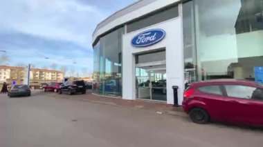 Ford Motor Şirketi 'nin Lyon, Fransa' daki araba satıcısı ofis binasında bulunan parlak mavi gökyüzü arka planının logosu - 23 Şubat 2020