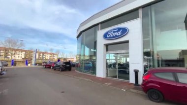 Ford Motor Şirketi 'nin Lyon, Fransa' daki araba satıcısı ofis binasında bulunan parlak mavi gökyüzü arka planının logosu - 23 Şubat 2020