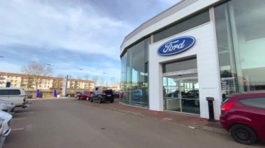 Ford Motor Şirketi 'nin Lyon, Fransa' daki araba satıcısı ofis binasında bulunan parlak mavi gökyüzü arka planının logosu - 23 Şubat 2020