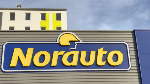 Logo Značky Norauto Groupe Jasně Modrém Pozadí Oblohy Obchod Autodíly — Stock video