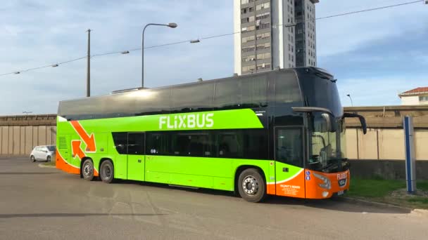 Flixbus ドイツのブランドは ヨーロッパと米国で都市間バスサービスを提供しています 緑のコーチ上のFlixbusのロゴ 低コストで快適なバス旅行 フランス リヨン 2020年2月23日 — ストック動画