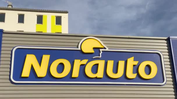Logo Značky Norauto Groupe Jasně Modrém Pozadí Oblohy Obchod Autodíly — Stock video