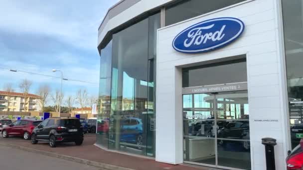 Ford Motor Company Merk Logo Heldere Blauwe Hemel Achtergrond Gelegen — Stockvideo