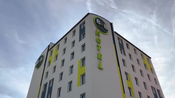Λογότυπο Στο Κτίριο Του Ξενοδοχείου Που Βρίσκεται Στη Λυών Γαλλία — Αρχείο Βίντεο