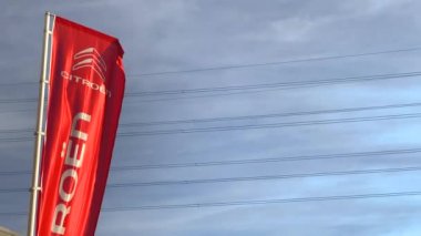 Lyon, Fransa 'da yer alan açık mavi gökyüzü arka planında Citroen marka logo - 23 Şubat 2020