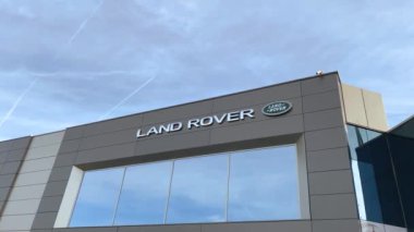 Lyon, Fransa 'daki ofis binasında bulunan açık mavi gökyüzü arka planında Land Rover marka logosu - 23 Şubat 2020