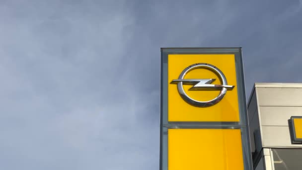 Logotipo Marca Opel Sobre Fondo Azul Brillante Situado Edificio Oficinas — Vídeo de stock