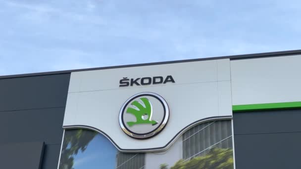 Logo Marki Skoda Tle Jasnoniebieskiego Nieba Zlokalizowane Biurowcu Dealera Lyonie — Wideo stockowe