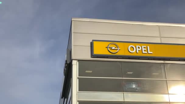 Opel Varumärke Logotyp Klarblå Himmel Bakgrund Ligger Sin Återförsäljare Kontorsbyggnad — Stockvideo