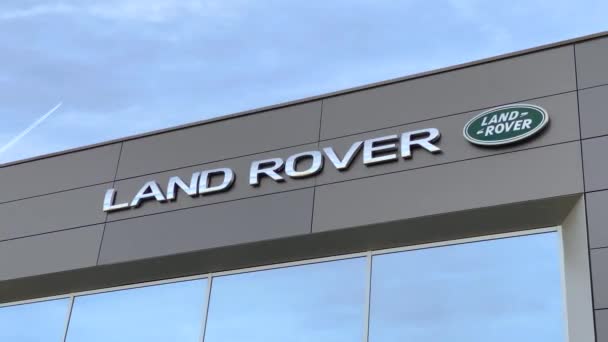 Логотип Бренду Land Rover Яскравому Синьому Тлі Неба Розташованому Його — стокове відео