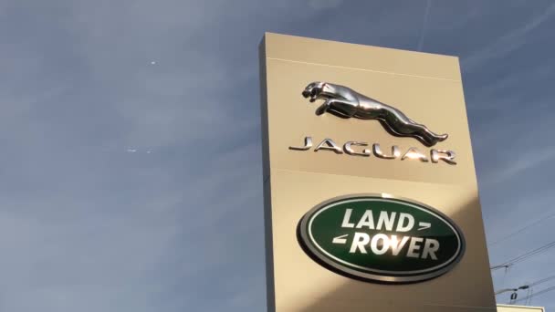 Логотип Бренду Jaguar Land Rover Яскравому Синьому Тлі Неба Розташованому — стокове відео