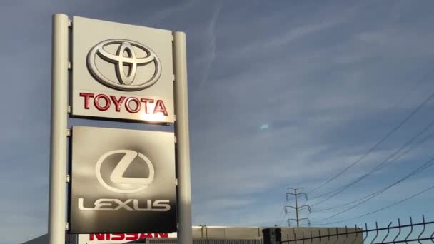 Logoen Til Toyota Motor Corporation Lyseblå Himmel Bakgrunn Plassert Selskapets – stockvideo