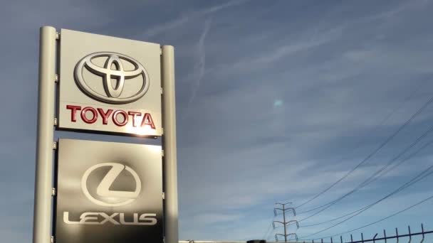 丰田汽车公司 Toyota Motor Corporation 位于法国里昂的经销商办公大楼上的明亮蓝天背景标志 2020年2月23日 — 图库视频影像