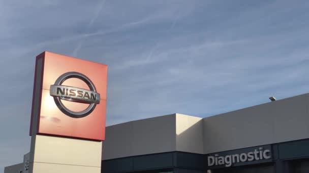 Logo Marki Nissan Tle Jasnoniebieskiego Nieba Biurowcu Dealera Lyonie Francja — Wideo stockowe