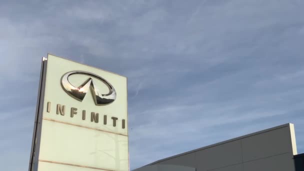 Logo Marki Infiniti Nissan Motor Tle Jasnoniebieskiego Nieba Biurowcu Dealera — Wideo stockowe