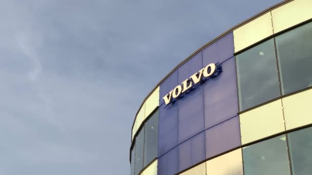 Λογότυπο Μάρκας Volvo Φόντο Φωτεινό Μπλε Του Ουρανού Που Βρίσκεται — Αρχείο Βίντεο